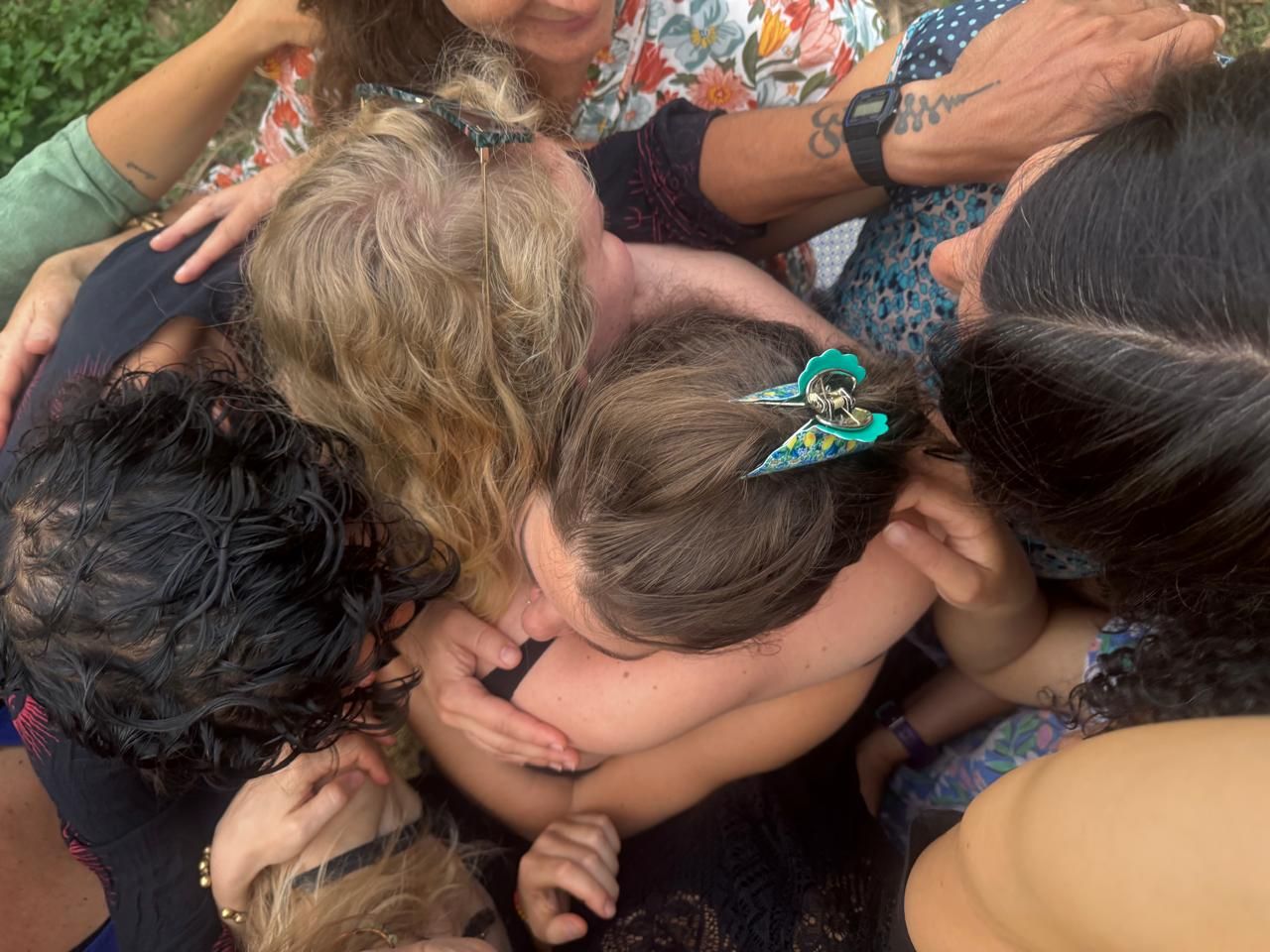 Mehrere Menschen in einer engen Umarmung, von oben fotografiert