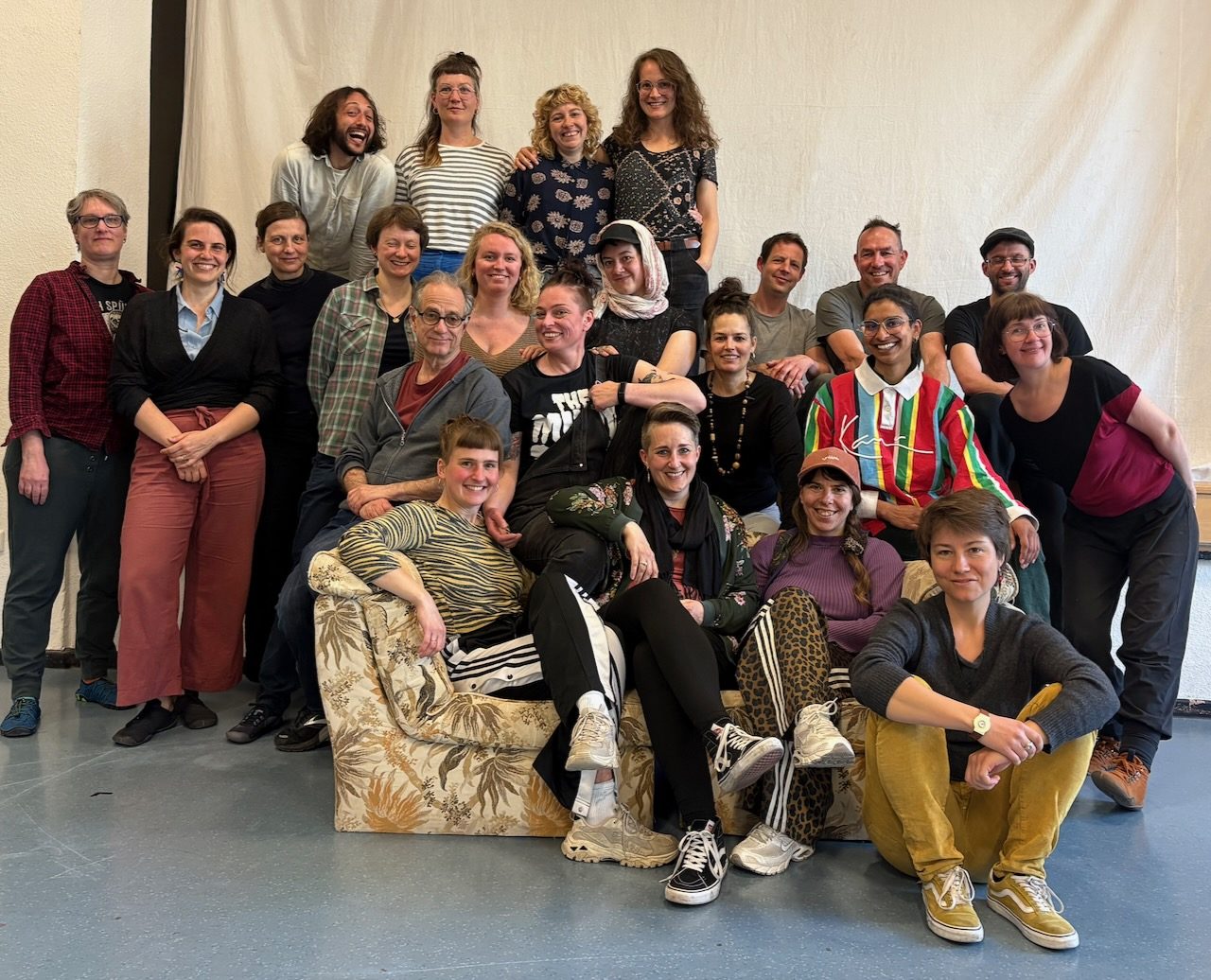 Gruppenfoto: die Teilnehmenden des Trainings auf und um ein Sofa